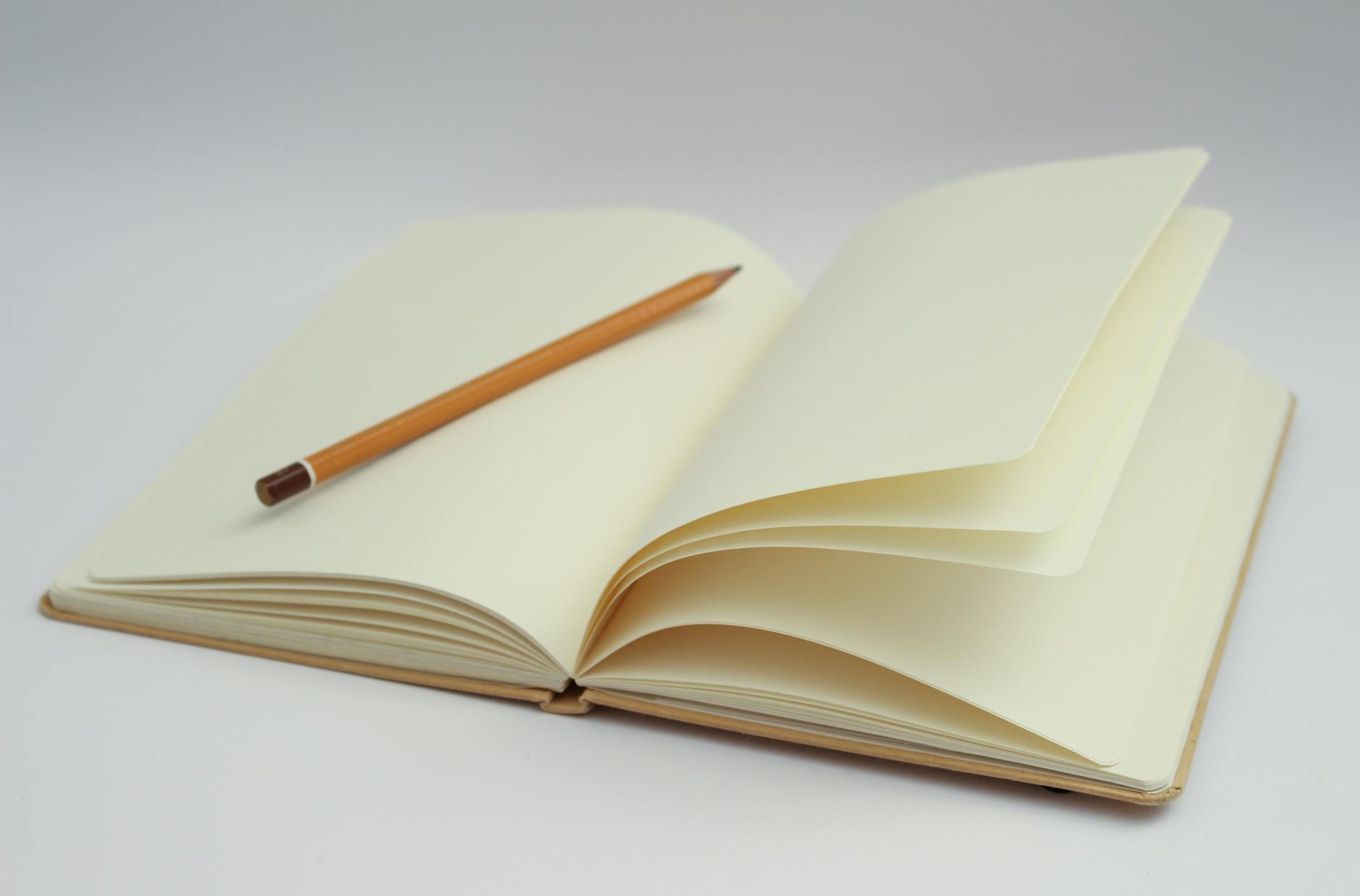 white notebook and yellow pencil
contraction de texte